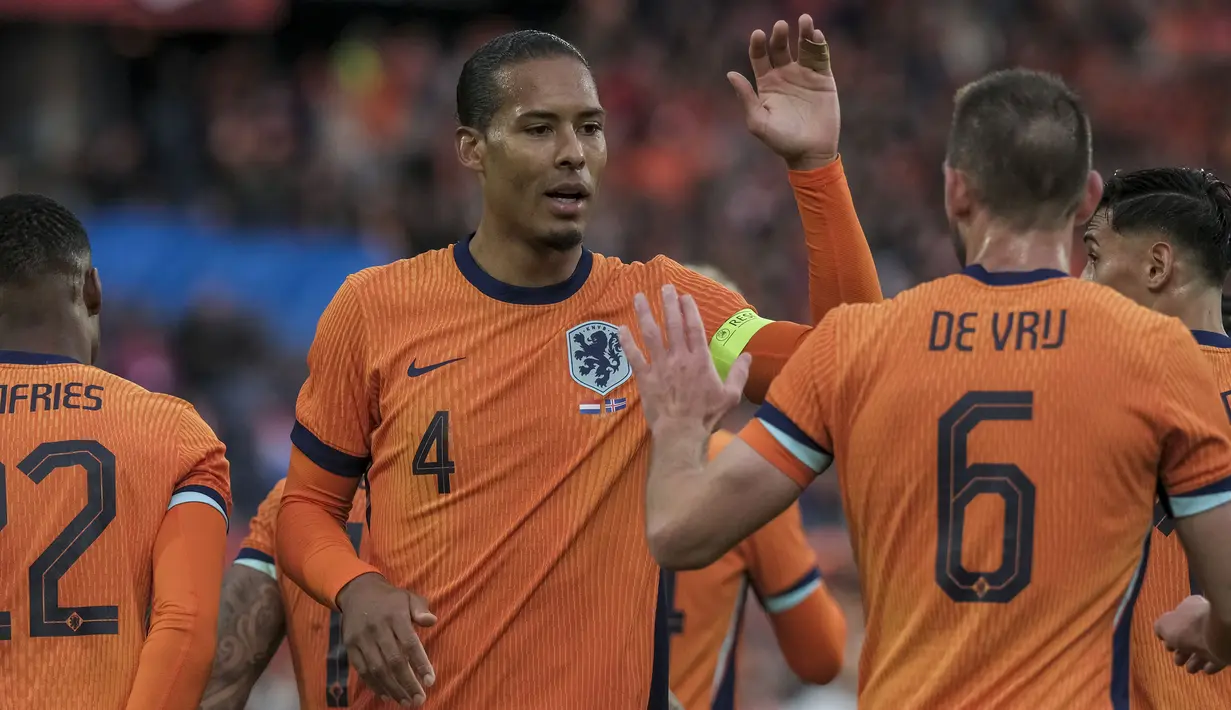 Bek tengah Liverpool berusia 32 tahun, Virgil van Dijk dipercaya menyandang ban kapten Timnas Belanda pada Euro 2024 setelah sebelumnya juga dipercaya memimpin Tim Oranye pada Piala Dunia 2022. Bersama Timnas Belanda, Virgil van Dijk hingga kini telah mengoleksi 68 caps dengan torehan 9 gol. (AP Photo/Patrick Post)