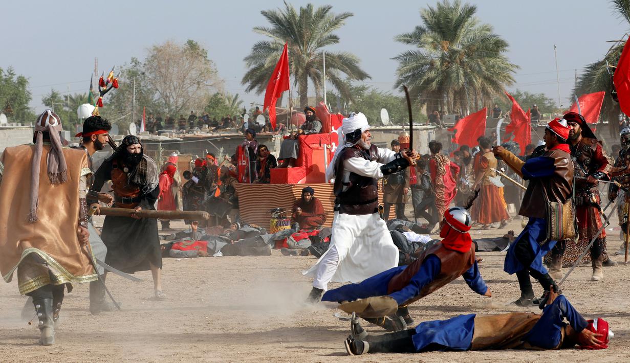 Suasana reka ulang adegan pertempuran Karbala yang menewaskan Husain bin Ali, di Sadr City, Baghdad, Irak, Rabu (12/10). Husain bin Ali terbunuh dengan kepala dipenggal dalam pertempuran tersebut. (REUTERS/Ahmed Saad)