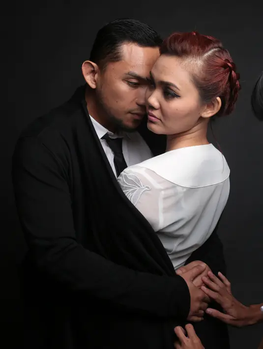 Meski tak tahu persis yang menjadi alasannya Rina, ia melihat bahwa mantan tunangannya tersebut sedang melakukan observasi ke berbagai negara dan menjumpai beragam manusia. (Galih W Satria/ dok. Bintang.com)