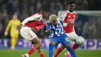 Cristhian Mosquera dan Georginio Rutter berebut bola dalam laga Liga Inggris antara Brighton vs Arsenal di American Express Stadium, 5 Maret 2026. (AP Photo/Alastair Grant)