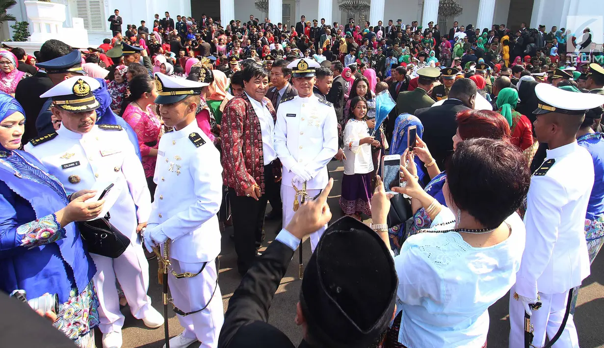 Sejumlah Perwira Remaja berfoto bersama usai dilantik Presiden Joko Widodo, di Istana Merdeka, Jakarta, Selasa (25/7). Dalam acara ini Jokowi melantik 729 orang Calon Perwira Remaja (Capaja) TNI-Polri. (Liputan6.com/Angga Yuniar)