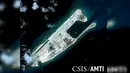 Pusat Studi Strategis dan Internasional (CSIS) menunjukkan gambar Fiery Cross Reef di kawasan laut Cina selatan, (3/9/2015). Menurut AMTI, pembangunan di terumbu karang ini mencakup fasilitas pertahanan udara, radar, helipad dan mercusuar. (REUTERS/CSIS)