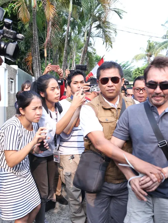 Hari ini, Kamis (1/9/2016) Gatot Brajamusti dipulangkan ke kediamannya di Jl. Niaga Hijau X/6, Pondok Pinang, Kebayoran Lama, Jakarta Selatan. Dipulangkan karena diduga masih ada barang-barang yang butuh akses Gatot sendiri. (Nurwahyunan/Bintang.com)