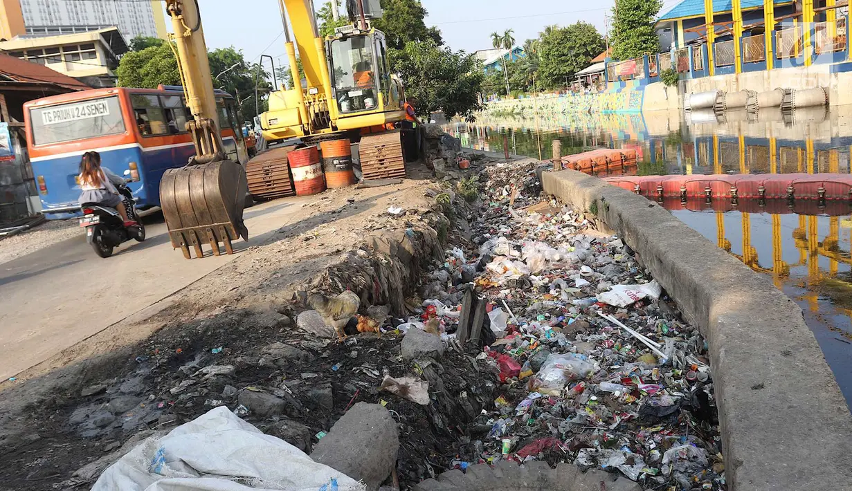 Sampah berserakan di sekitar pintu air Kali Item, Kemayoran, Jakarta, Selasa (2/10). Tidak tersedianya tempat pembuangan menyebabkan warga membuang sampah di lokasi tersebut sehingga menimbulkan bau tidak sedap. (Liputan6.com/Immanuel Antonius)