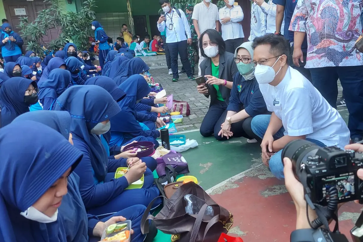 Menteri Kesehatan (Menkes) Republik Indonesia, Budi Gunadi Sadikin pada Kamis, 22 Juli 2022 mengunjungi sejumlah sekolah yang berada di kawasan Kabupaten Bogor, Jawa Barat.