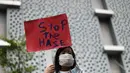 Warga Malaysia menggelar aksi protes di depan Kedubes Indonesia di Kuala Lumpur, Malaysia, Jumat (18/9/2015). Kebakaran hutan yang terjadi di Riau menyebabkan kabut asap yang menganggu aktivitas mereka. (AFP Photo/Manan Vatsyayana)