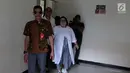 Pelawak Tri Retno Prayudati atau Nunung Srimulat dan suaminya July Jan Sambiran tiba untuk menjalani sidang perdana di Pengadilan Negeri Jakarta Selatan, Rabu (2/10/2019). Nunung dan July Jan Sambiran akan mendengar pembacaan dakwaan oleh Jaksa Penuntut Umum. (Liputan6.com/Herman Zakharia)