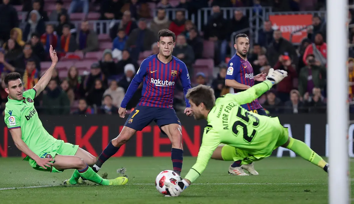Pemain Barcelona, Philippe Coutinho menendang bola saat leg kedua babak 16 besar Copa del Rey melawan Levante di Stadion Camp Nou, Kamis (17/1). Barcelona lolos ke perempat final Copa Del Rey usai menang 3-0 atas Levante. (AP/Manu Fernandez)