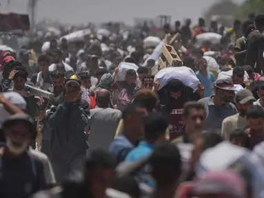 Warga Palestina membawa tas berisi makanan dan paket bantuan kemanusiaan yang dikirim oleh Yayasan Kemanusiaan Gaza (Gaza Humanitarian Foundation-GHF), sebuah organisasi yang didukung oleh Amerika Serikat, di Rafah, Jalur Gaza Selatan, Senin 9 Juni 2025. (AP Photo/Abdel Kareem Hana)
