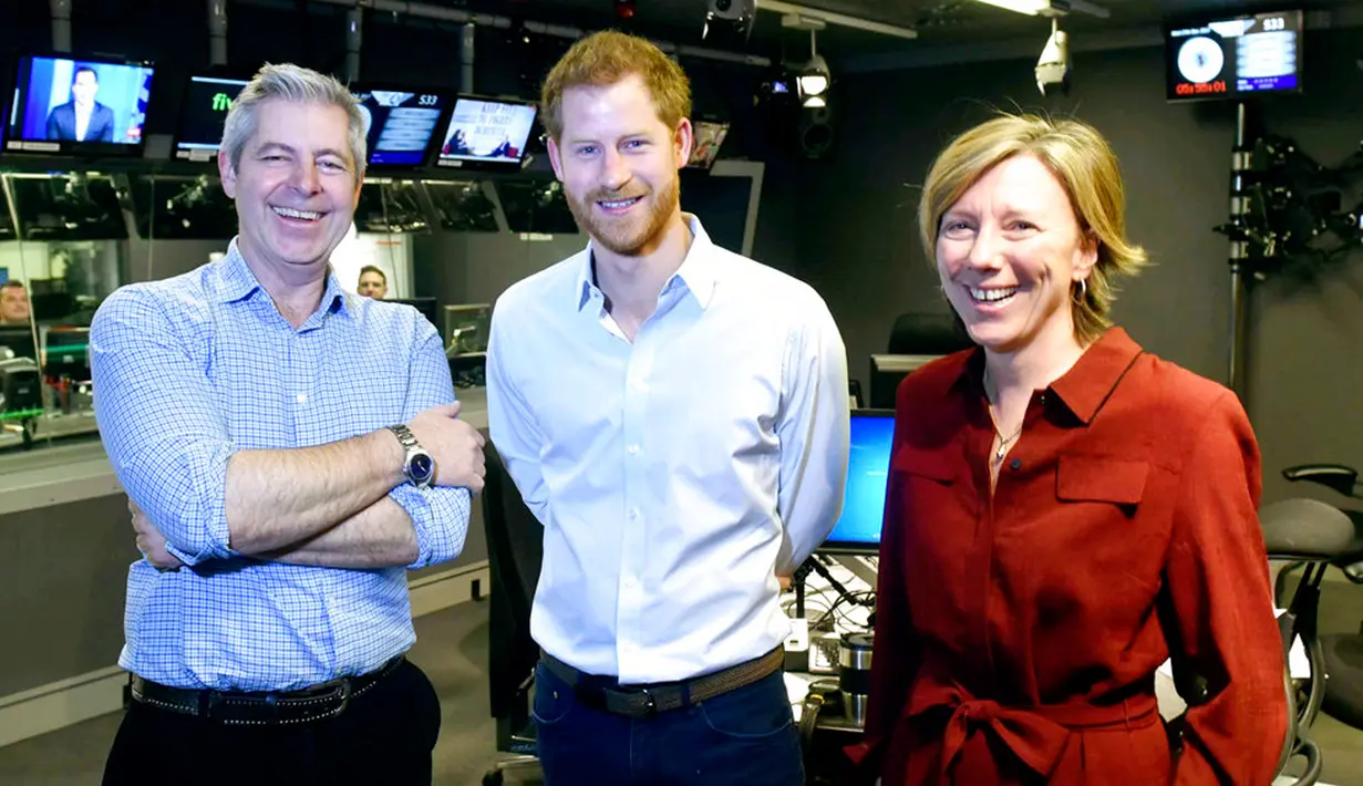 Pangeran Harry (tengah), berpose dengan presenter Justin Webb dan Sarah Montague di studio untuk program Radio 4 Today di London, Rabu (27/12). (Jeff Overs / BBC / PA via AP)