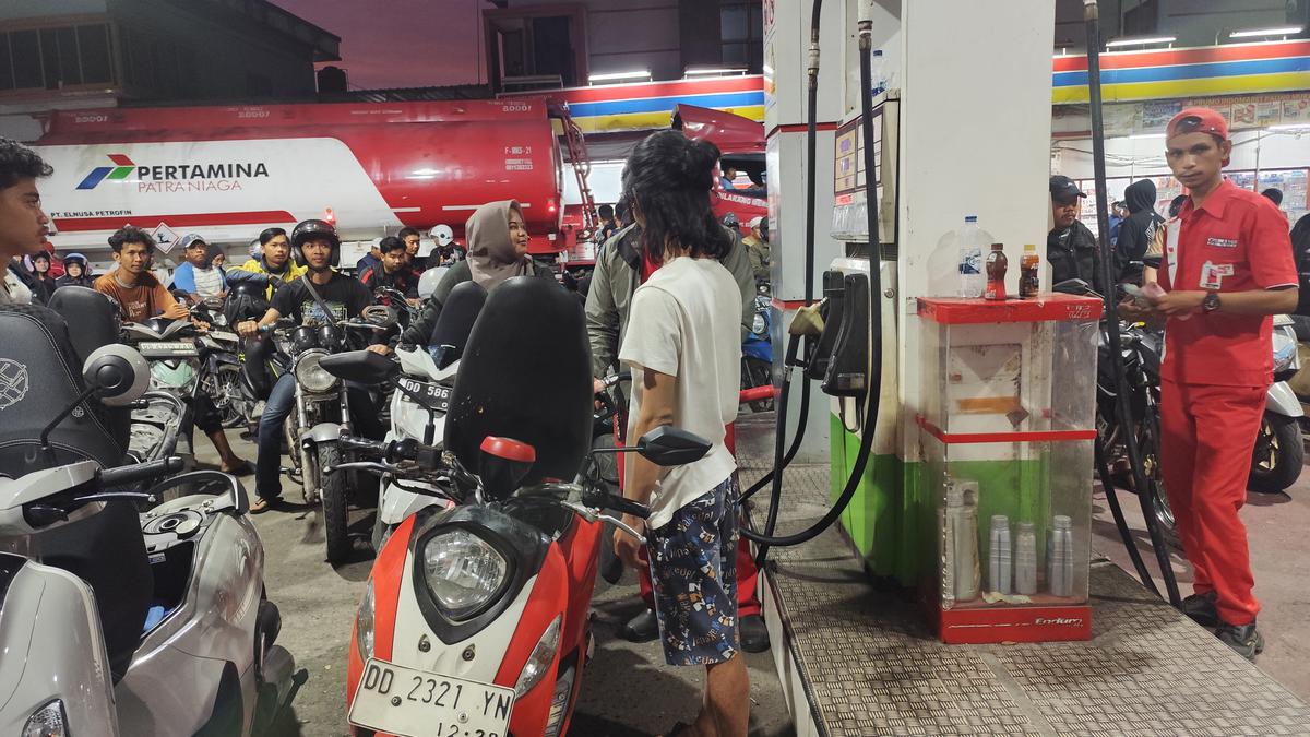 Antrean BBM di Makassar. (merdeka.com/Ihwan Fajar).