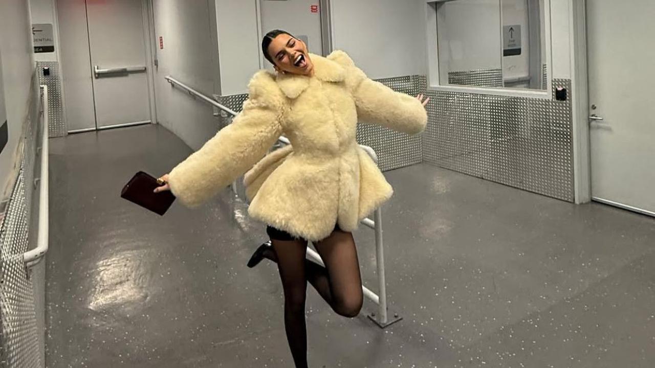 Kendall Jenner Tampil Modis di Tengah Salju, Ini Gaya Winter Look-nya