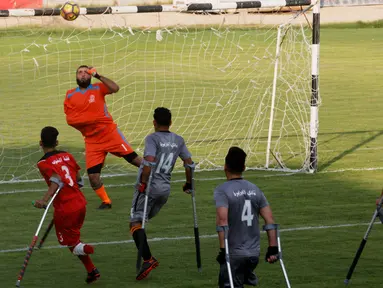 Warga Palestina yang diamputasi beristirahat disela permainan sepak bola d i stadion Kota Gaza, Selasa (27/8/2019). Turnamen lokal tersebut diadakan pertama kali bagi orang-orang Palestina yang kehilangan anggota tubuhnya akibat tembakan Israel di Jalur Gaza. (AP Photo/Hatem Moussa)