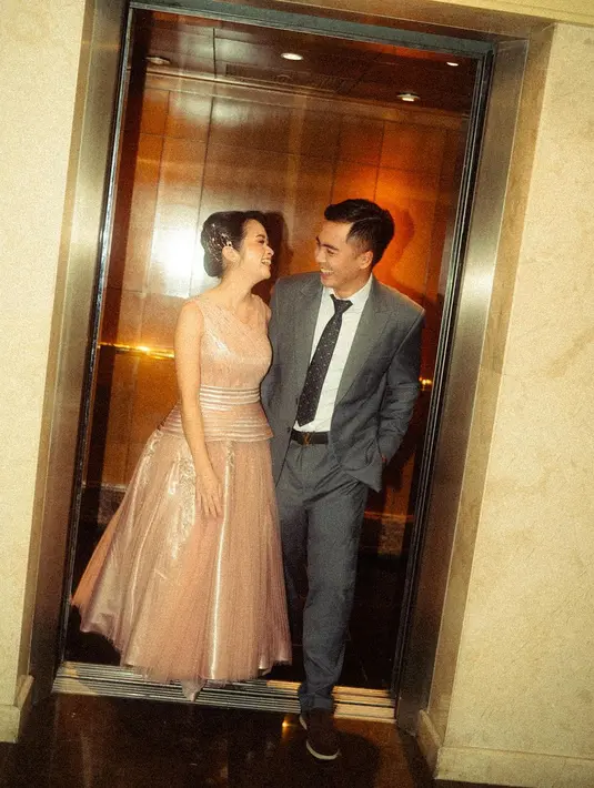 Dress ini memiliki desain atasan bertekstur dengan rok A-line dan detail pleated [@gritteagatha]