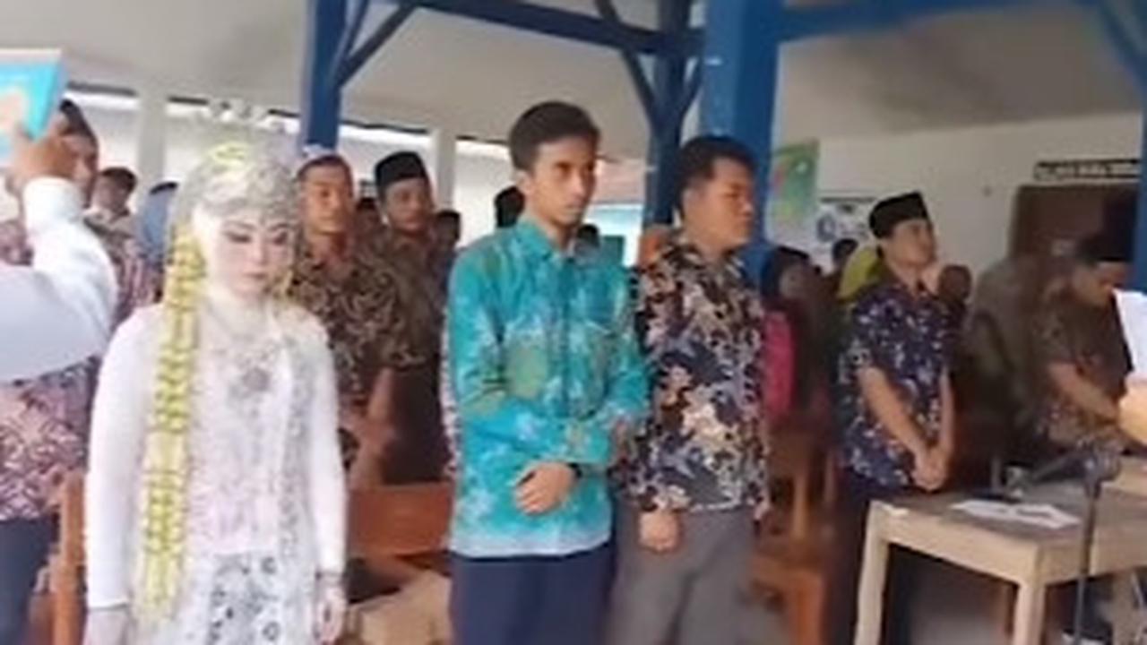 Diketahui, si wanita tersebut baru saja melangsungkan akad nikah. Lantaran berbarengan dengan agenda pelantikan petugas KPPS, sosoknya pun nekat mencuri waktu.&nbsp;