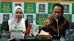 Artis Dewi Yull (kiri) dan Direktur Orang Dengan Kecacatan (ODK) Kementerian Sosial Nahar, Anggota Komisi VIII DPR Fraksi PKB Maman Imanul Haq saat diskusi Kaum Disabilitas Juga Manusia, Jakarta, Kamis (15/10/2015). (Liputan6.com.Johan Tallo)