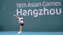 Petenis putri Indonesia, Janice Tjen yang berpasangan dengan Aldila Sutjiadi melepaskan service saat menghadapi wakil Chinese Taipei, Chan Hao Ching/Chan Yung Jan pada laga semifinal nomor ganda putri tenis Asian Games 2022 di Hangzhou Olympic Centre Tennis, Hangzhou, China, Kamis (28/9/2023) siang WIB. (NOC Indonesia/Hendri K Rahman)