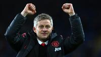 Caretaker Manchester United, Ole Gunnar Solskjaer, merayakan kemenangan atas Cardiff pada laga Premier League di Stadion Cardiff City, Wales, Sabtu (22/12). Cardiff kalah 1-5 dari MU. (AFP/Geoff Caddick)
