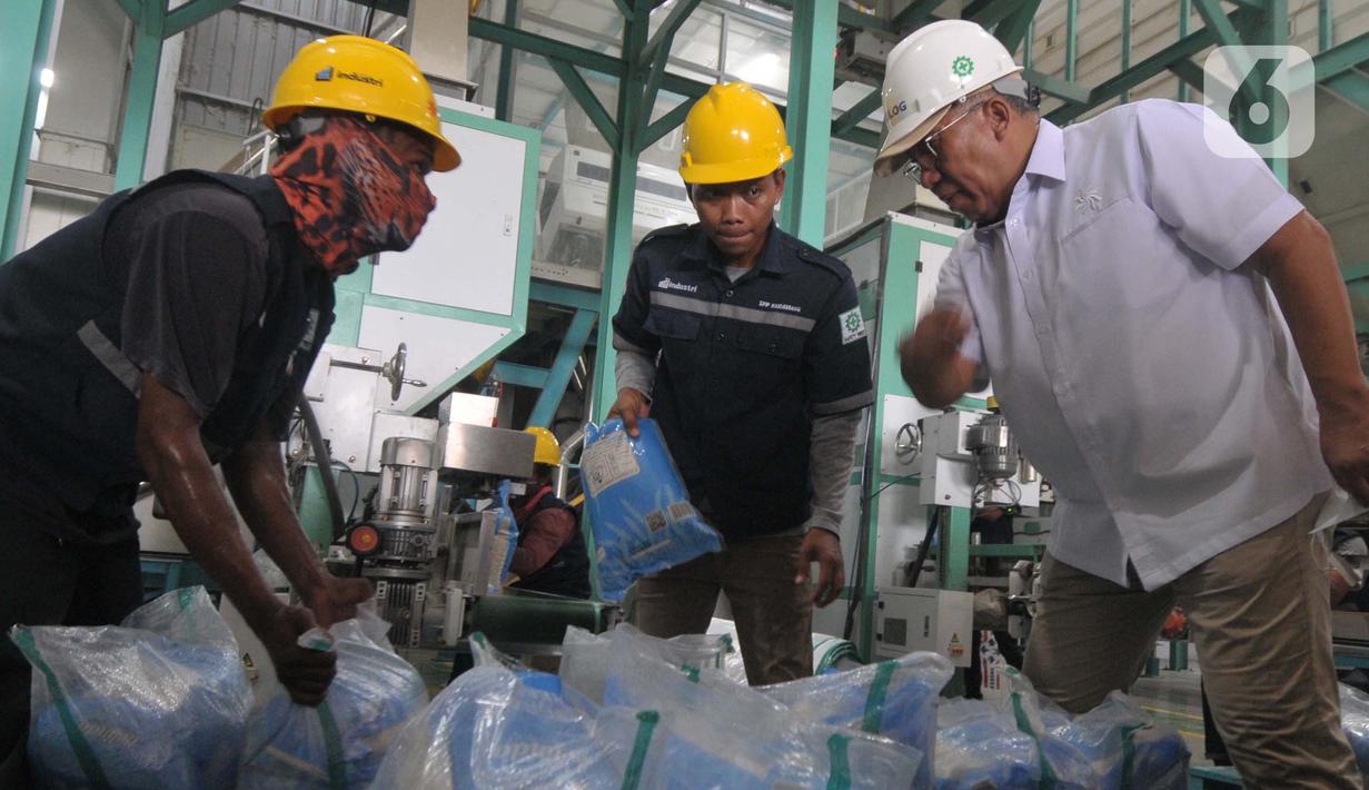 Direktur Utama (Dirut) Perum Bulog Bayu Krisnamurthi saat meninjau serapan gabah di SPP Karawang, Jawa Barat, Senin (20/5/2024). Perum Bulog mencatat Cadangan Beras Pemerintah (CBP) saat ini mencapai posisi tertinggi. (merdeka.com/Imam Buhori)
