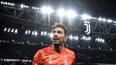 Gianluigi Buffon merupakan legenda hidup Juventus. Buffon ternyata pernah berpindah klub menuju PSG pada 2018 lalu. Namun, kariernya di Les Parisiens hanya bertahan satu musim saja dan kembali menuju Turin. Saat ini dirinya memutuskan pindah ke klub pertamanya, Parma. (Foto: AFP/Marco Bertorello)