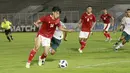 Gelandang Timnas Indonesia  U-23, Feby Eka Putra (kiri) berusaha menjebol gawang Tira Persikabo. (Foto: Bola.com/M. Iqbal Ichsan)