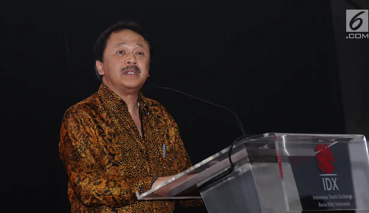 Direktur Utama PT Bursa Efek Indonesia (BEI) Tito Sulistio menyampaikan pidato pada malam apresiasi di Gedung BEI Jakarta, Selasa (18/7). Apresiasi diberikan untuk komisioner OJK 2012-2017 yang mengakhiri masa tugasnya. (Liputan6.com/Helmi Fithriansyah)