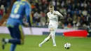 Gelandang serang milik Real Madrid, Toni Kroos (kanan) menempatkan dirinya sebagai salah satu gelandang terbaik pada Starting XI pekan ke-19 La Liga Spanyol. (AP/Paul White)