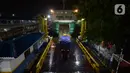 Truk yang akan menyeberang memasuki kapal di Pelabuhan Merak, Banten, Selasa (19/5/2020). Memasuki H-6 Lebaran, arus penyeberangan penumpang maupun kendaraan terpantau masih sepi. (merdeka.com/Imam Buhori)