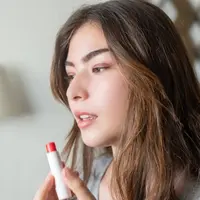 Jangan salah asal pilih warna lipstick! Ternyata warna berikut membuat penampilan terlihat lebih muda di usia 30-an/copyright pexels/Kampus Production