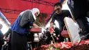 Suasana penaburan bunga di makam Haryanto Taslam, TPU Keramat Pulo Kasablanka, Jakarta, Minggu (15/3/2015). Haryanto Taslam meninggal dunia pada Sabtu malam (14/3) sekitar pukul 22.22 WIB di RS Medistra, Pancoran, Jakarta. (Liputan6.com/Faisal R Syam)