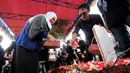 Suasana penaburan bunga di makam Haryanto Taslam, TPU Keramat Pulo Kasablanka, Jakarta, Minggu (15/3/2015). Haryanto Taslam meninggal dunia pada Sabtu malam (14/3) sekitar pukul 22.22 WIB di RS Medistra, Pancoran, Jakarta. (Liputan6.com/Faisal R Syam)