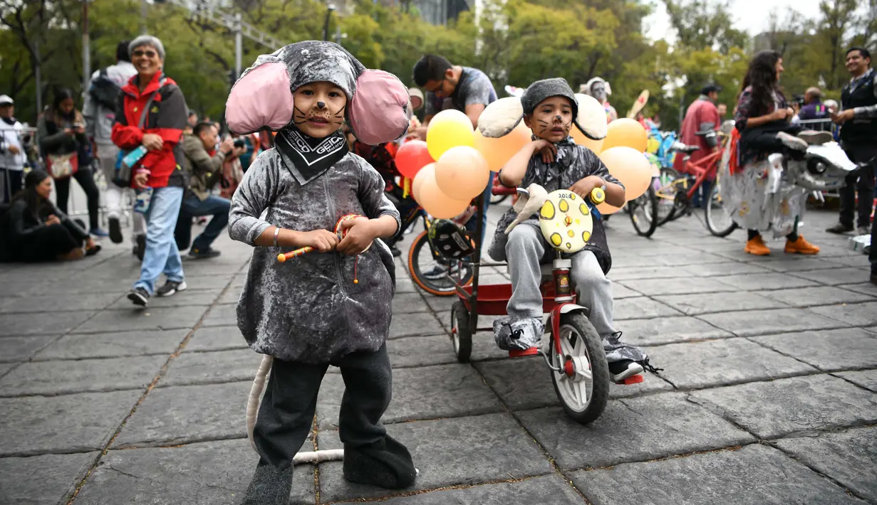 Anak-anak berpartisipasi dalam kompetisi menghias sepeda bertema zodiak di Mexico City, Meksiko, pada 19 Januari 2020. Puluhan karya dekorasi zodiak ditampilkan dalam kompetisi itu, yang memberikan warga Meksiko akses untuk menikmati budaya unik Tahun Baru Imlek. (Xinhua/Xin Yuewei)