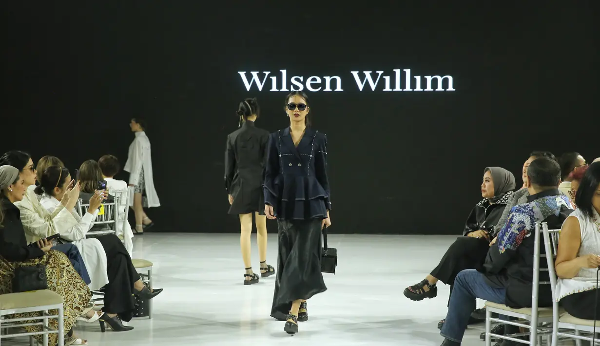 Pengaplikasian teknik serut, lipit, potongan tinggi, sulaman jelujur, payet, dan cantuman pelintir juga membangun volume dan tekstur pada setiap rancangannya. [Foto: Document/FIMELA]