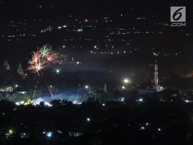 Pesta kembang api saat malam Tahun Baru 2019 di kawasan Candi Prambanan, Klaten, Yogyakarta, Selasa (1/1). Kembang api warna-warni memeriahkan datangnya Tahun Baru 2019. (Liputan6.com/Gholib)