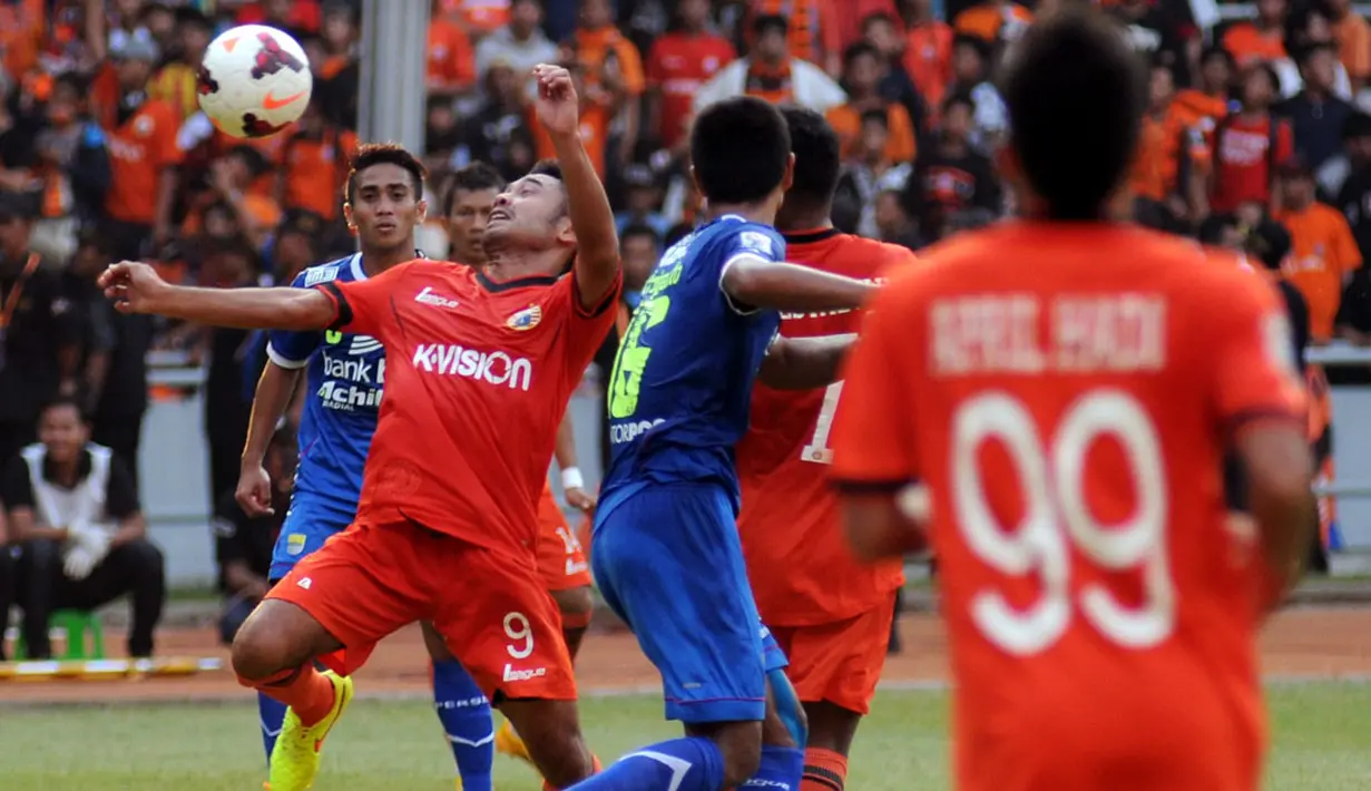 Pemain tengah Persija Jakarta, Ponaryo Astaman (9), mencoba mengontrol bola saat berlaga kontra Persib Bandung di Stadion GBK, (10/8/2014). (Liputan6.com/Helmi Fithriansyah)