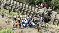 Kereta terguling di dekat Juchitlan, Meksiko. (www.thetimes.co.uk)