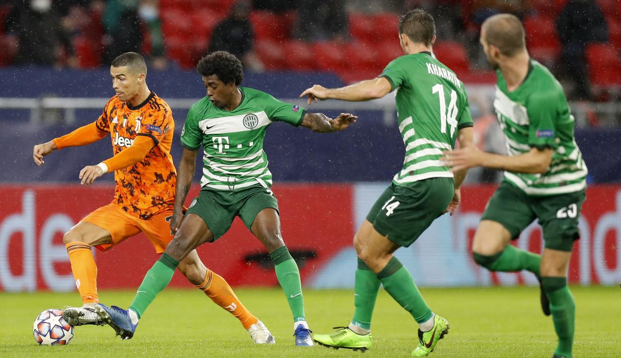 Penyerang Juventus, Cristiano Ronaldo, berusaha melewati pemain  Ferencvaros pada laga lanjutan Liga Champions 2020/2021 di Puskas Arena, Kamis (5/11/2020) dini hari WIB. Juventus menang 4-1 atas Ferencvaros. (AP Photo/Laszlo Balogh)