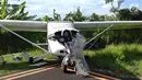 Penampakan pesawat latih yang jatuh di Bandara Tunggul Wulung, Cilacap, Jawa Tengah, Selasa (20/3). Belum diketahui penyebab pasti kecelakaan. (Liputan6.com/HO)