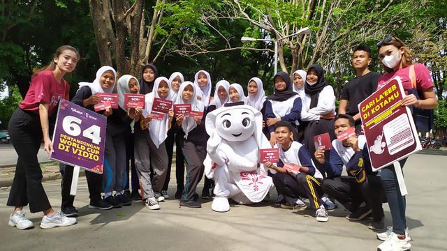 Foto: Hari Kedua di Solo, La'eeb Maskot Piala Dunia 2022 Qatar Berolahraga Bareng Warga di Stadion Manahan