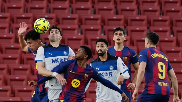 Para pemain Barcelona dan Alaves berebut bola