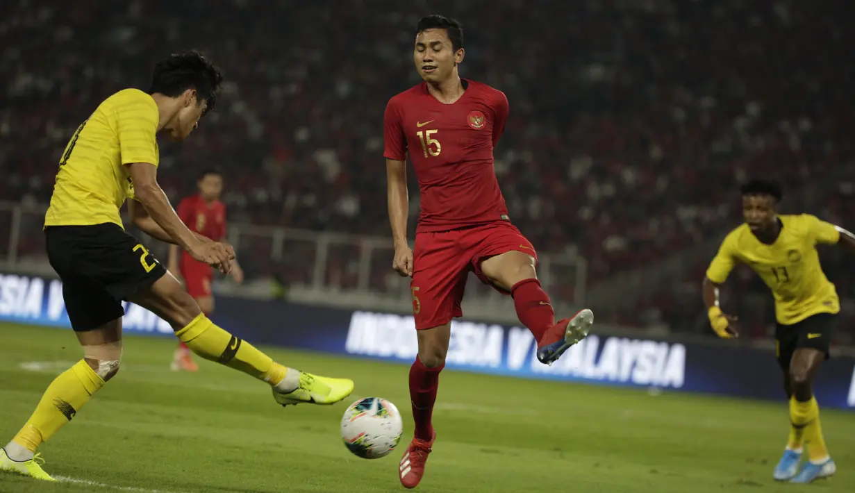 Bek Timnas Indonesia, Ricky Fajrin, berusaha menahan bola saat melawan Malaysia pada laga Kualifikasi Piala Dunia 2022 di SUGBK, Jakarta, Kamis (5/9). Indonesia kalah 2-3 dari Malaysia. (Bola.com/Vitalis Yogi Trisna)