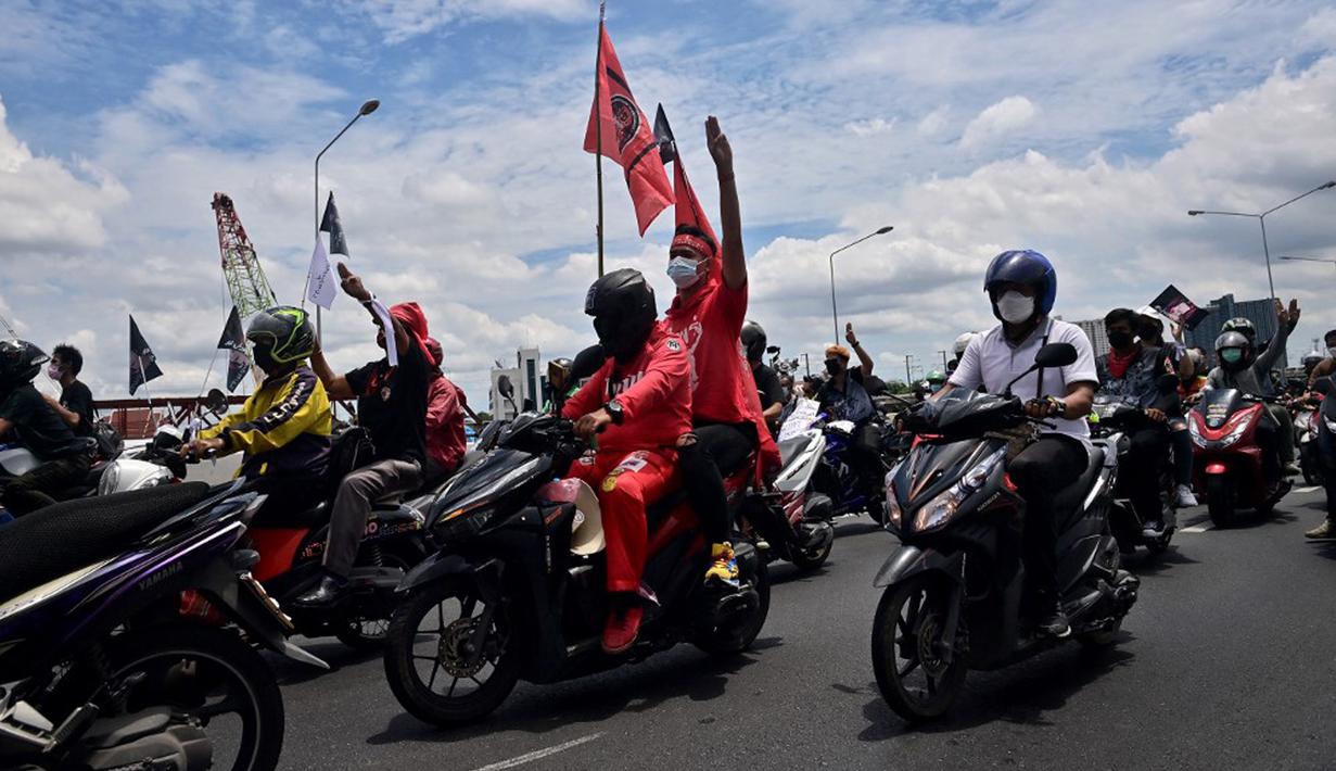 Demonstran melakukan konvoi saat berunjuk rasa di Bangkok, Thailand, Jumat (10/9/2021). Demonstran mendesak Perdana Menteri Thailand Prayut Chan-O-Cha mengundurkan diri atas penanganan pemerintah terhadap COVID-19 dan pembebasan tahanan politik. (LILLIAN SUWANRUMPHA/AFP)