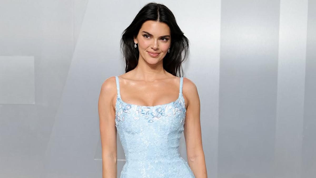 Elegan Tanpa Banyak Aksesori, Kendall Jenner Pancarkan Aura Cool Girl dalam Gaun Chanel Biru Es di Oscar 2026