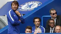 Ekspresi pelatih Chelsea, Antonio Conte saat menyaksikan timnya melawan Burnley pada laga perdana Premier League di Stamford Bridge, (12/8/2017). Chelsea kalah 2-3. (AP/Kirsty Wigglesworth)