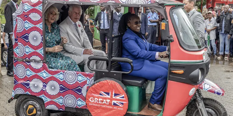 Raja Charles dan Ratu Camilla mencicipi tuk tuk di Mombasa