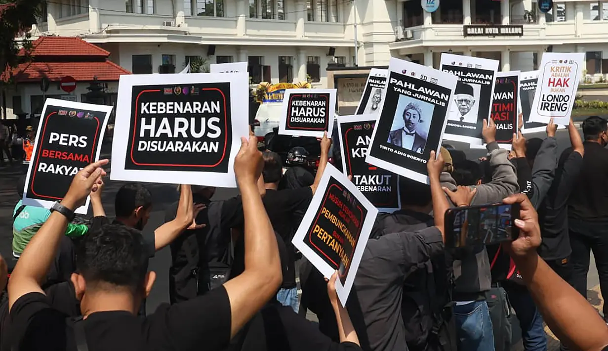 Wartawan yang tergabung dalam PWI Malang Raya, AJI Malang, IJTI Korda Malang, dan PFI Malang menyampaikan pernyataan sikap saat aksi damai di Bundaran Tugu Kota Malang, Senin (27/7/2026). (PFI Malang)