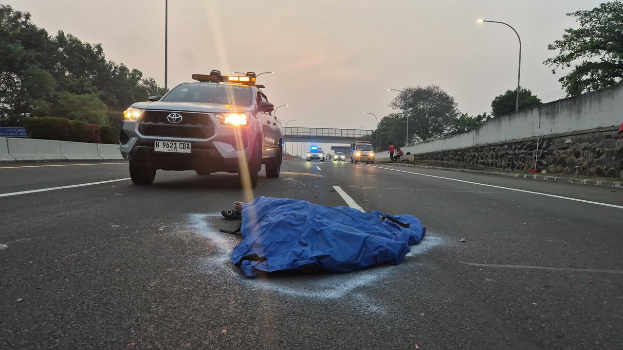 Kronologi Kecelakaan Maut Motor dan Taksi di Tol Cijago