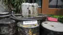 Barang bukti pompa dan tong minyak yang diamankan, Jakarta, Jumat (21/4). Ditkrimsus Polda Metro ungkap penampungan minyak goreng ilegal dengan barang bukti 1 truk tangki bermuatan 15.540 kg dan 200 kg minyak. (Liputan6.com/Yoppy Renato)