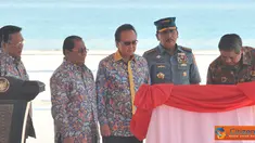 Citizen6, Maluku Utara: Presiden SBY menandatangani monumen Trikora pada Puncak Sail Morotai 2012 di dampingi Panglima TNI MKP Sharif C Sutardjo, Gubernur Malut dan Menko Kesra Agung Laksono. (Pengirim: Efrimal Bahri).