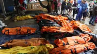 Puluhan jenazah korban gelombang Tsunami Anyer berhasil dievakuasi Tim SAR di Puskesmas Carita, Banten, Minggu (23/12). Tim SAR masih melakukan pencarian jenazah yang sebagian besar berasal dari Pantai Carita. (Liputan6.com/Angga Yuniar)